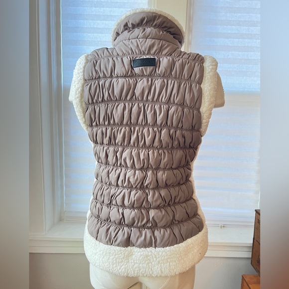 Calvin Klein Vest - size Medium - Picture 6 of 7